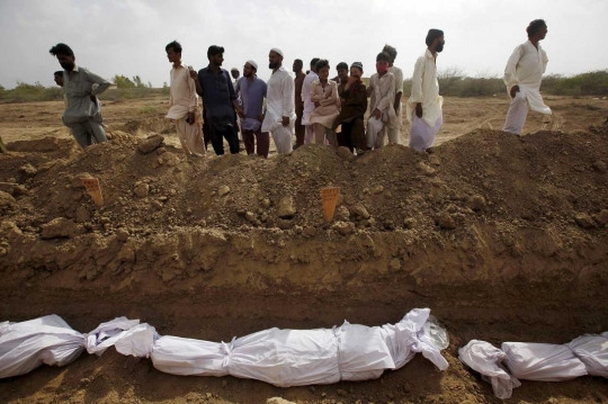 Ribuan korban tewas akibat hawa panas di Pakistan dikubur massal