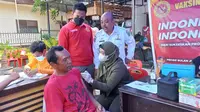 Personel Binda Sumut dan Camat Medan Perjuangan Zul Ahyudi Solin mendampingi pelaksanaan vaksinasi bagi 1500 masyarakat di Kantor Camat Medan Perjuangan, Rabu (22/6/2022)