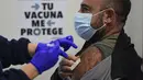 Seorang pria disuntik vaksin Moderna, bagian dari kampanye vaksinasi COVID-19, di San Sebastian, Spanyol, Kamis (2/12/2021). Otoritas kesehatan nasional menyerukan kepada semua warga negara untuk mendapatkan vaksinasi dalam upaya untuk mencoba mengendalikan pandemi. (AP Photo/Alvaro Barrientos)