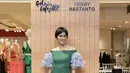 Adapun detail bunga tiga dimensi yang begitu menawan, membuat koleksi semakin hidup.