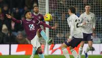 Pemain Burnley, Marcus Edwards, mengontrol bola di depan pemain Manchester United, Manuel Ugarte, dalam pertandingan Liga Inggris di Turf Moor, Inggris, Kamis (8/1/2026). (AP Photo/Ian Hodgson)