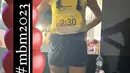 Pemeran yang juga pembawa acara Nirina Zubir juga terbang ke Bali untuk ikut marathon. Aktris 43 tahun itu menjadi pelari pacer. Artinya kurang lebih, pelari yang menjadi patokan, tolak ukur atau motivasi pelari lain. "Alhamdulillah unlocking new abilities again 🤗 bisa menjajal sebuah oerab/jabatan/profesi Yg MULIA," tulis akun @nirinazubir_. [Instagram/nirinazubir_]