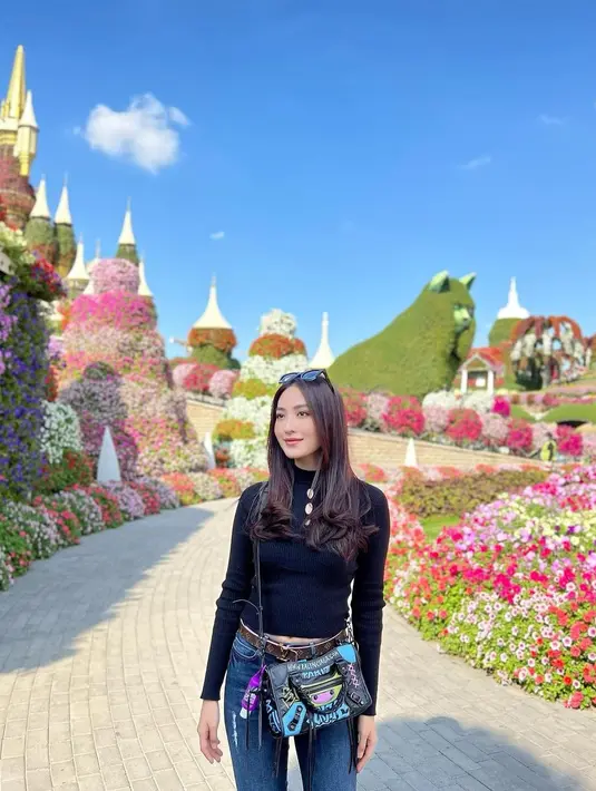Natasha Wilona saat di Dubai, terlihat manis dengan kaos hitam. (sumber : Instagram @natashawilona12)
