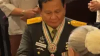Bukan Titiek Soeharto, Siapa Perempuan yang Prabowo Kasih Potongan Pertama Tumpeng Syukuran Kenaikan Pangkat?