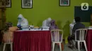 Tim medis Puskesmas Kecamatan Duren Sawit melakukan tes diagnosa cepat (rapid test) kepada warga yang berprofesi sebagai pemulung di Kampung Sumur, Jakarta, Selasa (4/8/2020). Rapid test ini untuk mendeteksi virus yang menyasar pada warga di pemukiman padat penduduk. (merdeka.com/Imam Buhori)