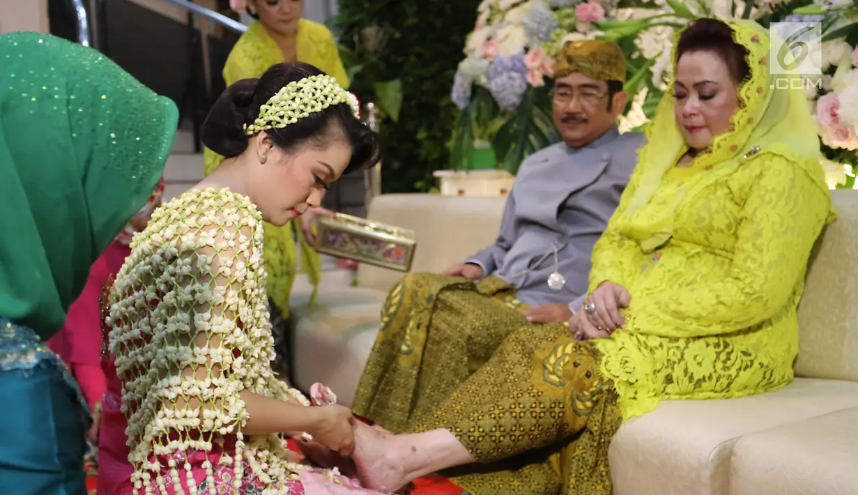 Aktris Sheza Idris membasuh kaki ibunda Shirley Daisy Idris saat pengajian di kediamannya kawasan Duri Kosambi, Jakarta, Kamis (10/08). Pernikahannya dengan Surya Ibrahim akan berlangsung 12 Agustus 2017  (Liputan6.com/Herman Zakharia)