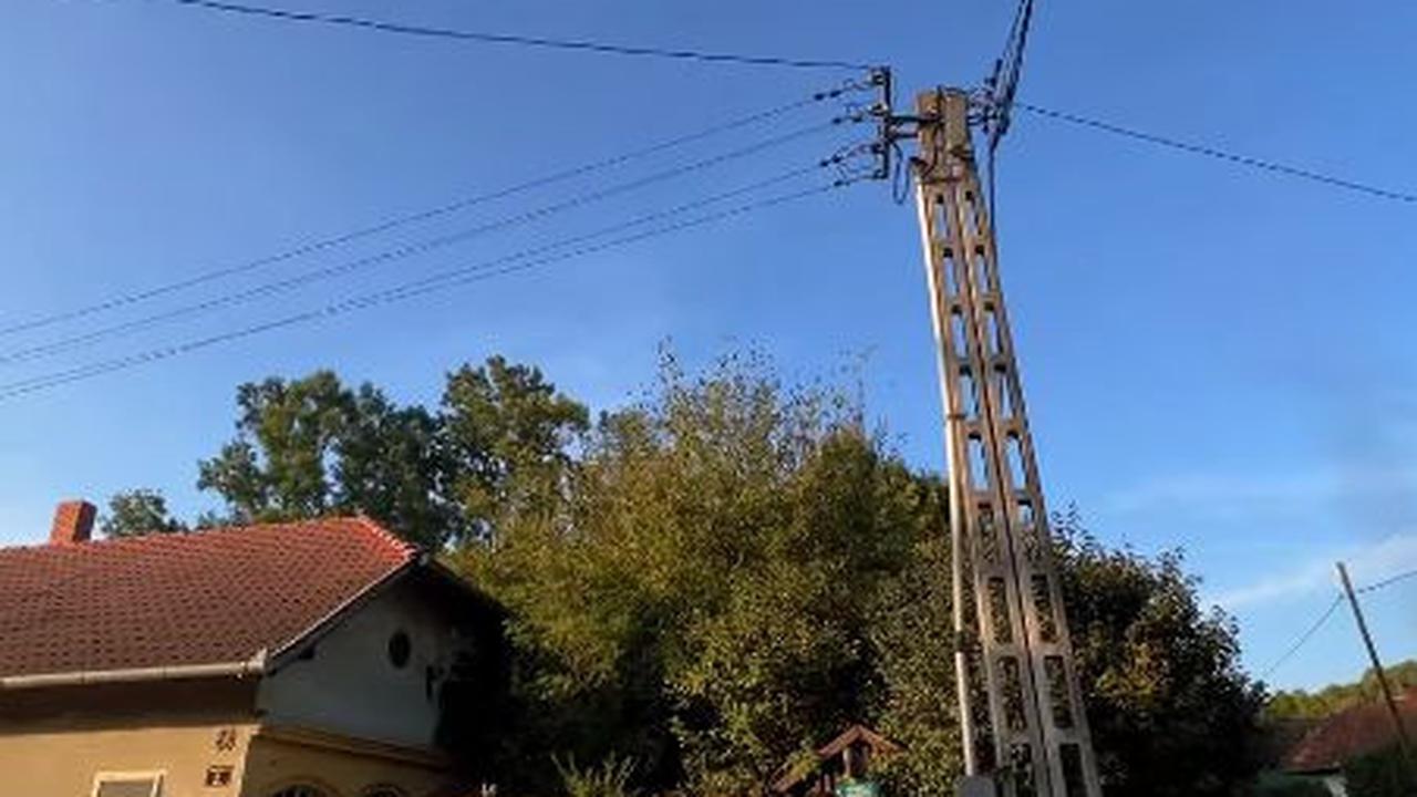 Salah satunya soal keberadaan tiang listrik di sepanjang jalan.