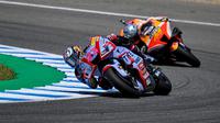 Pembalap Gresini Racing MotoGP Enea Bastianini bersaing ketat dengan joki Repsol Honda Pol Espargaro di MotoGP Spanyol 2022 di Sirkuit Jerez. (ist)