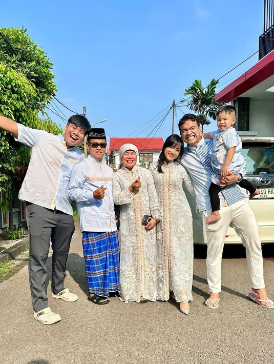 Fuji dan keluarga juga tak mengenakan baju Lebaran berwarna sage yang sedang tren. Cantik dan anggun, Fuji tampil serupa dengan sang ibu mengenakan lace dress bernuansa biru yang lembut dan sentuhan warna emas. Sedangkan para lelaki mengenakan atasan baju koko berwarna biru dengan motif garis. Foto: Instagram.