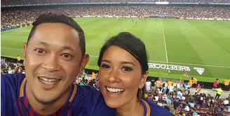 Titi Rajo Bintang bersama suami menjadi saksi pertandingan klub papan atas Spanyol Barca dan Madrid. Setelah melihat secara langsung pertandingan dengan skor 1-3 itu, Titi jadi suka nonton bola. (Instagram/titirajobintang)