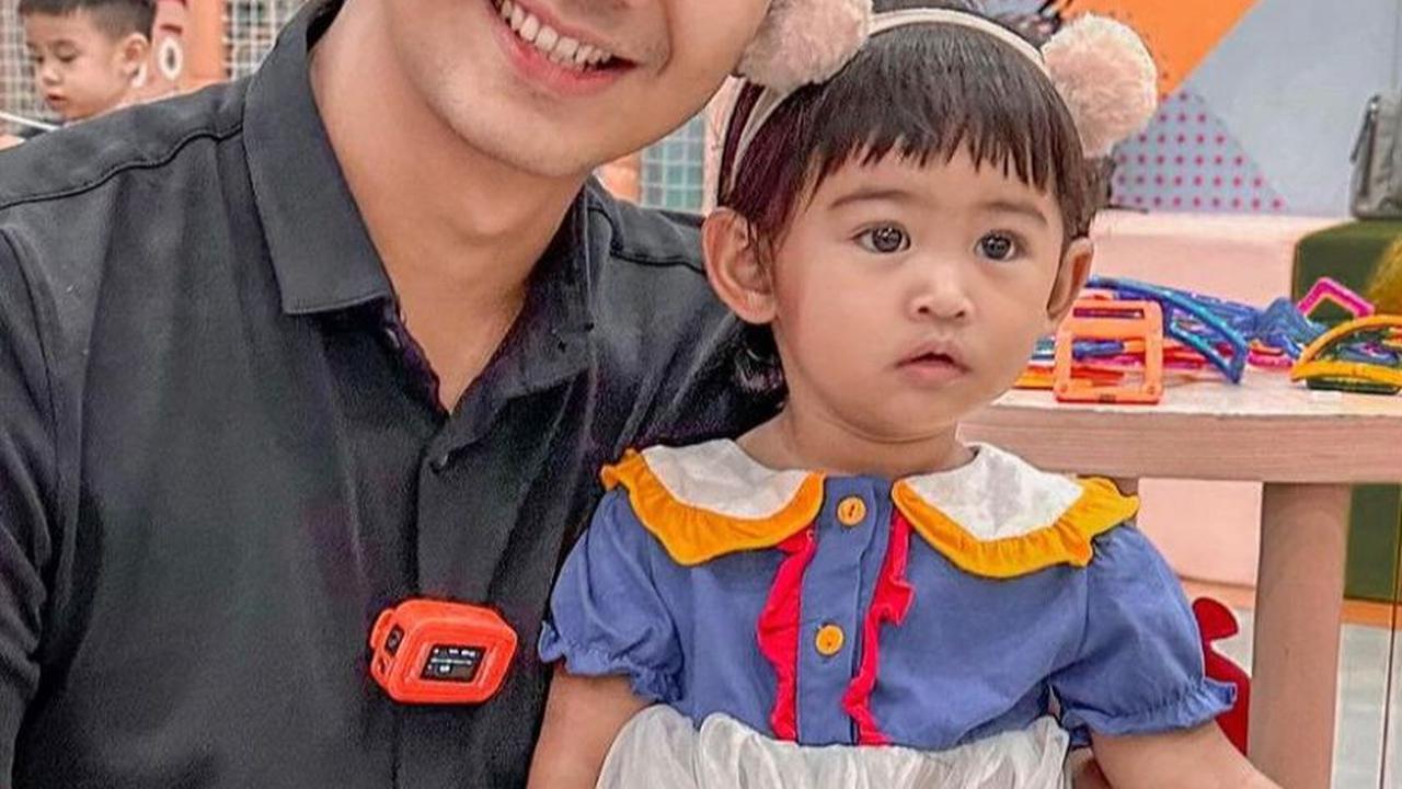 Potret Teuku Ryan Momong Moana di Tengah Makin Santernya Saling Singgung Soal 'Ngemis' Nafkah
