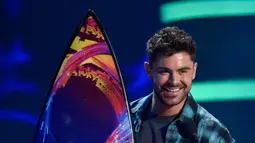 Aktor Zac Efron menerima penghargaan untuk kategori Aktor Drama Terbaik dalam film The Greatest Showman pada acara Teen Choice Awards di California, 12 Agustus 2018. Zac terlihat kece dengan gaya kasual serta rambut cepaknya. (Chris Pizzello/Invision/AP)