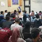 Warga mengantre saat membuat Surat Izin Mengemudi (SIM) di Satlantas Polresta Depok, Jawa Barat, Senin (1/7/2019). Polresta Depok menggratiskan pembuatan SIM baru dan perpanjangan bagi warga yang berulang tahun pada 1 Juli atau bertepatan dengan HUT ke-73 Bhayangkara. (Liputan6.com/ImmanuelAntonius)