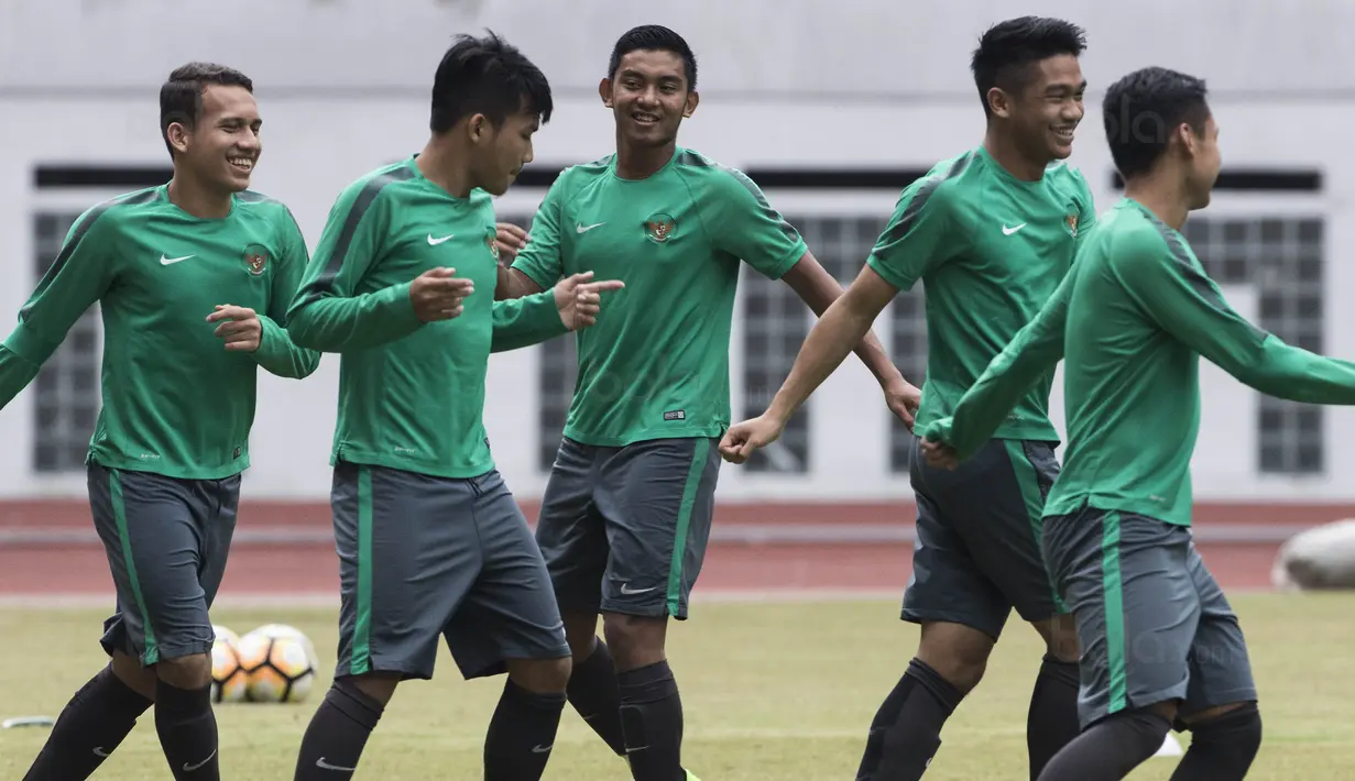 Para pemain Timnas Indonesia U-19 melakukan pemanasan saat latihan di Stadion Wibawa Mukti, Bekasi, Senin (16/10//2017). Persiapan ini dilakukan jelang kualifikasi Piala Asia U-19. (Bola.com/Vitalis Yogi Trisna)