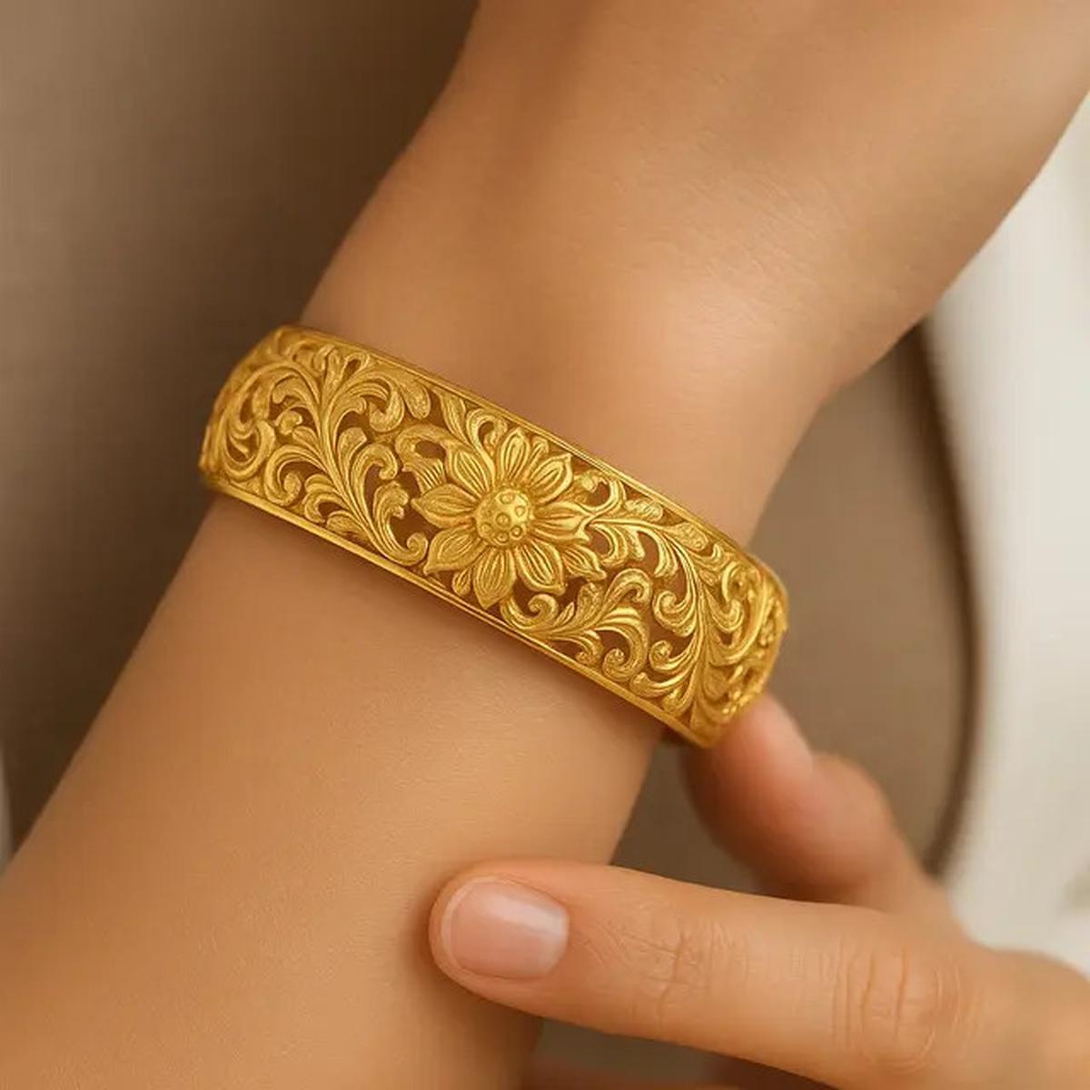 7 Model Gelang Emas Bangle 50 Gram 22 Karat Favorit Ibu Sosialita di 2025, Tampil Glamor