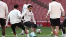 Pemain bertahan Paris Saint-Germain (PSG) asal Brasil, Marquinhos (tengah) saat mengikuti sesi latihan di Stadion Emirates, London, pada 28 April 2025. (FRANCK FIFE/AFP)
