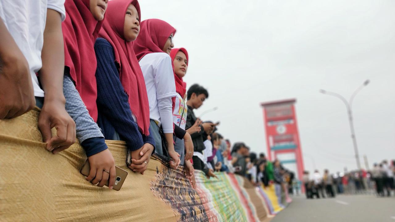 Jumputan Palembang Terpanjang Peraih Rekor Muri Sambut Presiden Jokowi