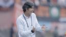 Pelatih Persija, Stefano Cugurra Teco, saat pertandingan melawan Mitra Kukar pada laga perempat final Piala Presiden di Stadion Manahan, Solo, Minggu, (4/2/2018). Persija menang 3-1 atas Mitra Kukar. (Bola.com/M Iqbal Ichsan)