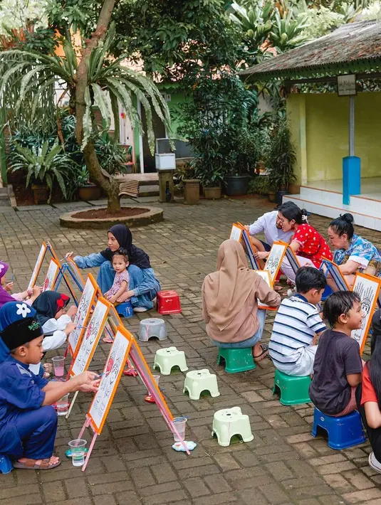 Pada pesta ulang tahun Tabi kali ini mengundang anak-anak dari panti asuhan. Acara diisi dengan beberapa kegiatan, salah satunya adalah mewarnai ondel-ondel, nyanyi bareng hingga hiburan sulap. Sedangkan hidangannya adalah makanan khas Betawi. [Instagram/andienaisyah]