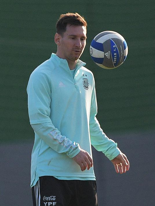 Penyerang Argentina, Lionel Messi mengontrol bola saat sesi latihan jelang pertandingan final Copa America melawan Brasil di Rio de Janeiro, Brasil, Jumat (9/10/2021).  Argentina dan Brasil akan bertanding untuk memperebutkan gelar juara Copa America 2021 di stadion Maracana. (AFP Photo/Carl De Souz