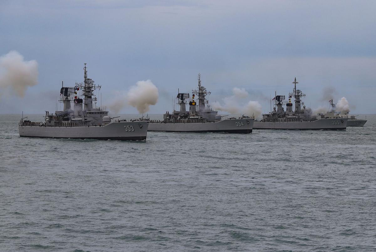FOTO: Parade Kapal Perang dan Atraksi Prajurit  TNI AL Meriahkan Sailing Pass 2025