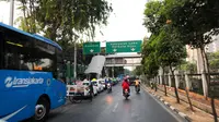 Suasana depan Stasiun Palmerah Selasa (1/10/2019) pagi yang menjadi salah satu lokasi demo anarkistis, Senin 30 September 2019. (Liputan6.com/Delvira Hutabarat)