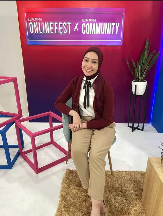 <p>Kamu dapat menggunakan cardigan yang dikolaborasikan dengan kemeja berpita sebaga innernya.&nbsp;(instagram/vinamaulina)</p>