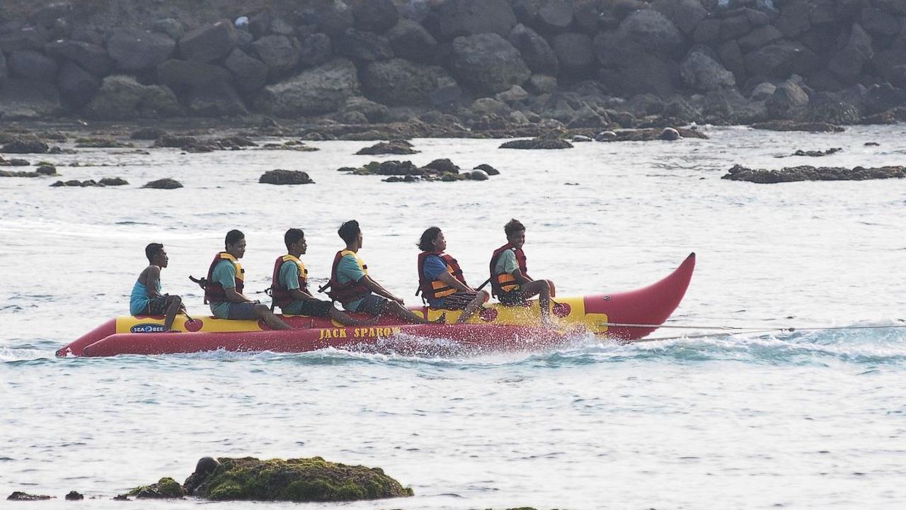 Pantai Anyer yang terletak di Desa Cikoneng, Serang menjadi salah satu destinasi wisata warga Banten maupun Jabodetabek untuk mengisi waktu sisa liburan Maulid Nabi Muhammad SAW 2023 pada Minggu (1/10/2023).&nbsp;<br>
