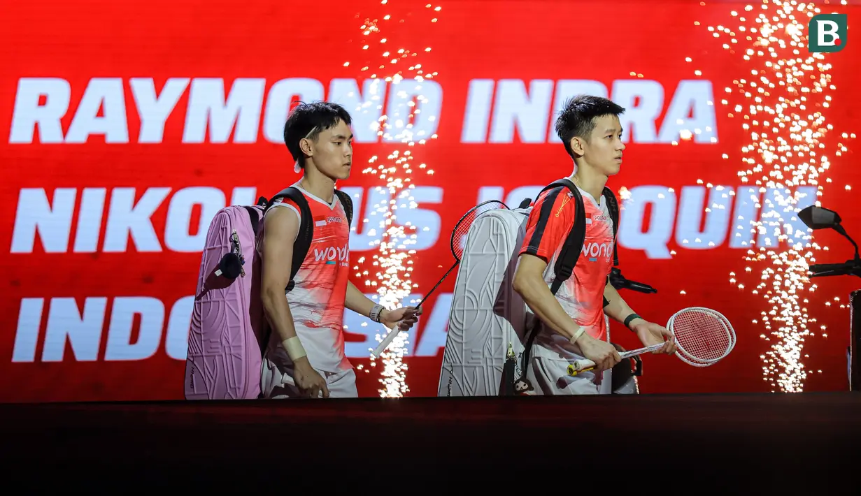 Pebulu tangkis ganda putra Indonesia, Raymond Indra/Nikolaus Joaquin memasuki lapangan pertandongan dalam laga semifinal Indonesia Open 2026  melawan rekan senegaranya, Sabar Karyaman Gutama/Moh Reza Pahlevi di Istora Senayan, Jakarta, Sabtu (06/06/2026). (Bola.com/Bagaskara Lazuardi)