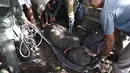 Orang-orang memindahkan anak gajah yang mati akibat luka terkena jerat di pusat konservasi gajah di Saree, Aceh Besar, 16 November 2021. Anak gajah betina yang diperkirakan berumur 12 bulan itu mengalami luka serius akibat terkena jerat di bagian tengah belalai pada (14/11). (Jumala JAMAL/AFP)