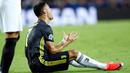Pemain Juventus, Cristiano Ronaldo bereaksi setelah menerima kartu merah saat melawan Valencia pada matchday pertama Grup H Liga Champions, di Stadion Mestalla, Rabu (19/9). Ronaldo terlihat tidak percaya dengan keputusan wasit tersebut. (AP/Alberto Saiz)