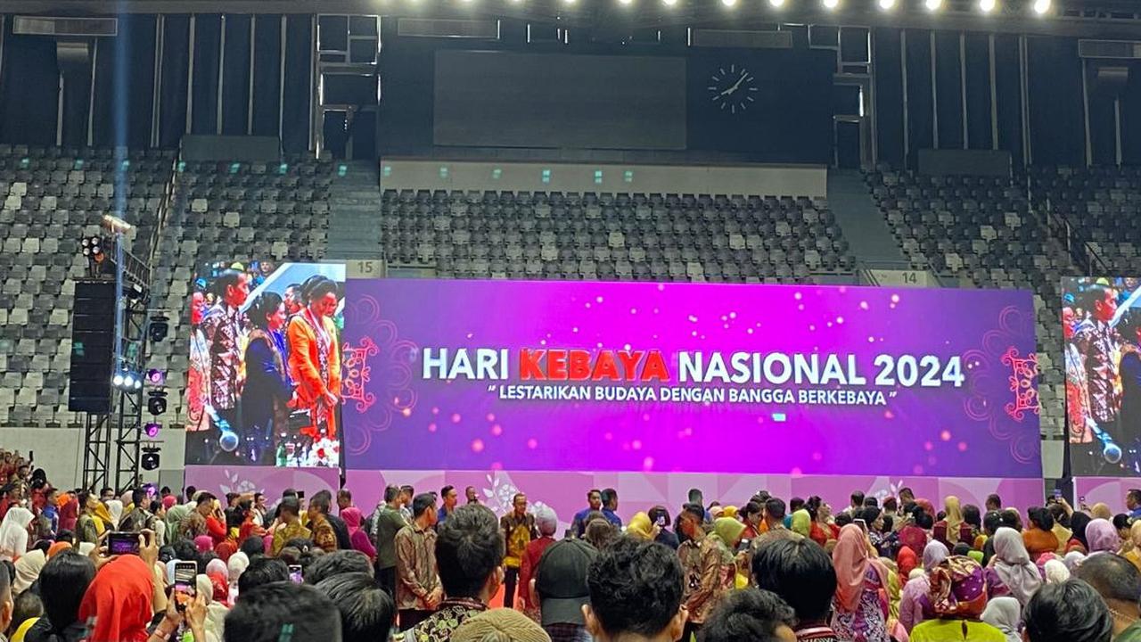 Bikin Heboh Peserta, Momen Jokowi Gandeng Iriana saat Acara Hari Kebaya Nasional di Istora Senayan Jakarta