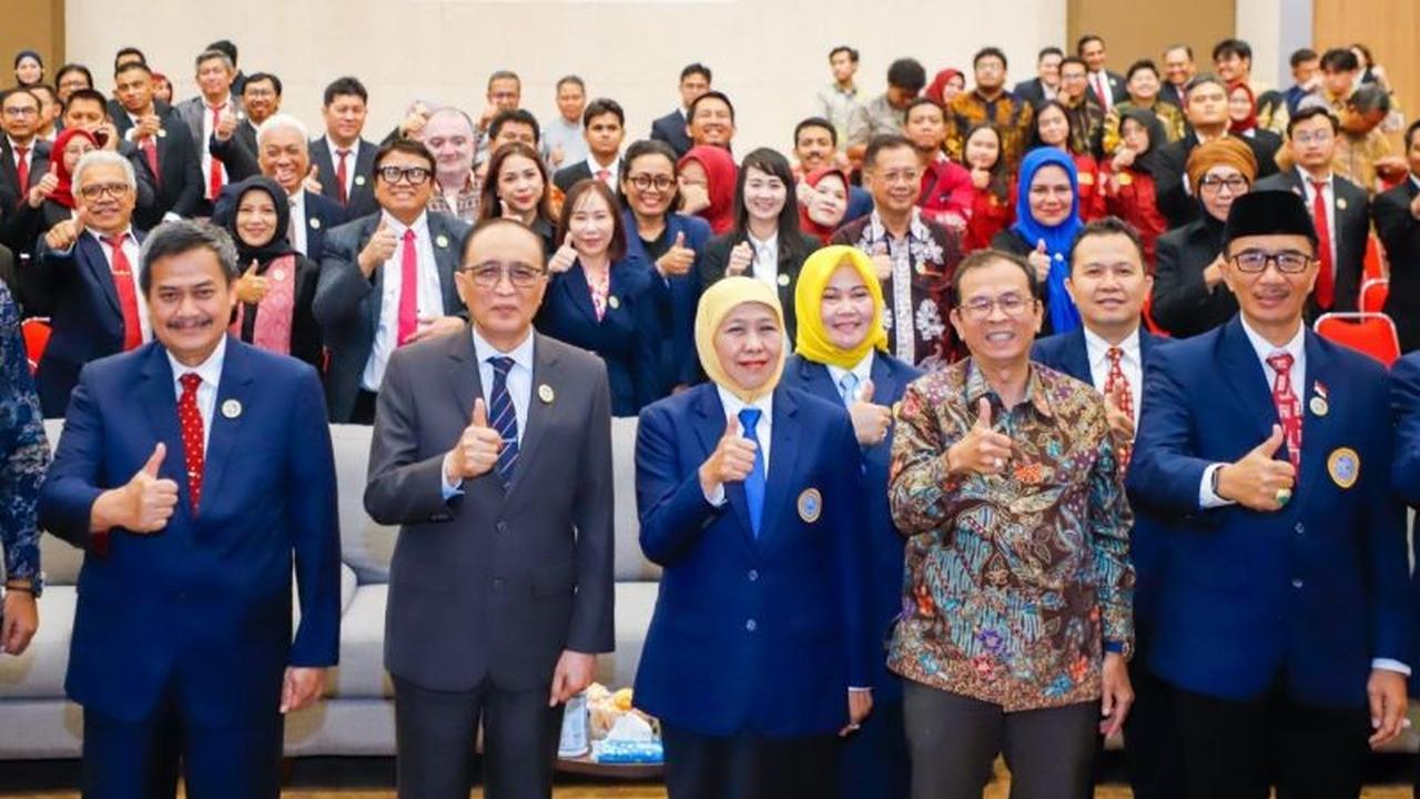 Khofifah Dorong Jejaring Alumni FH Unair Perluas Kesempatan Kerja Generasi Muda