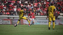 Pemain Bali United Jordy Bruijn berusaha melewati pemain Semen Padang Baubakary Diarra di Stadion Dipta pada Sabtu sore (24/1/2026)