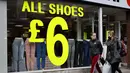 Sebuah tanda di jendela toko menampilkan harga sepatu dan alas kaki di Walthamstow di London timur, Minggu (22/11/2021). Indeks Harga Konsumen Inggris naik ke angka 4,2 persen dalam 12 bulan hingga Oktober 2021, mencapai level tertinggi sejak November 2011. (Tolga Akmen/AFP)