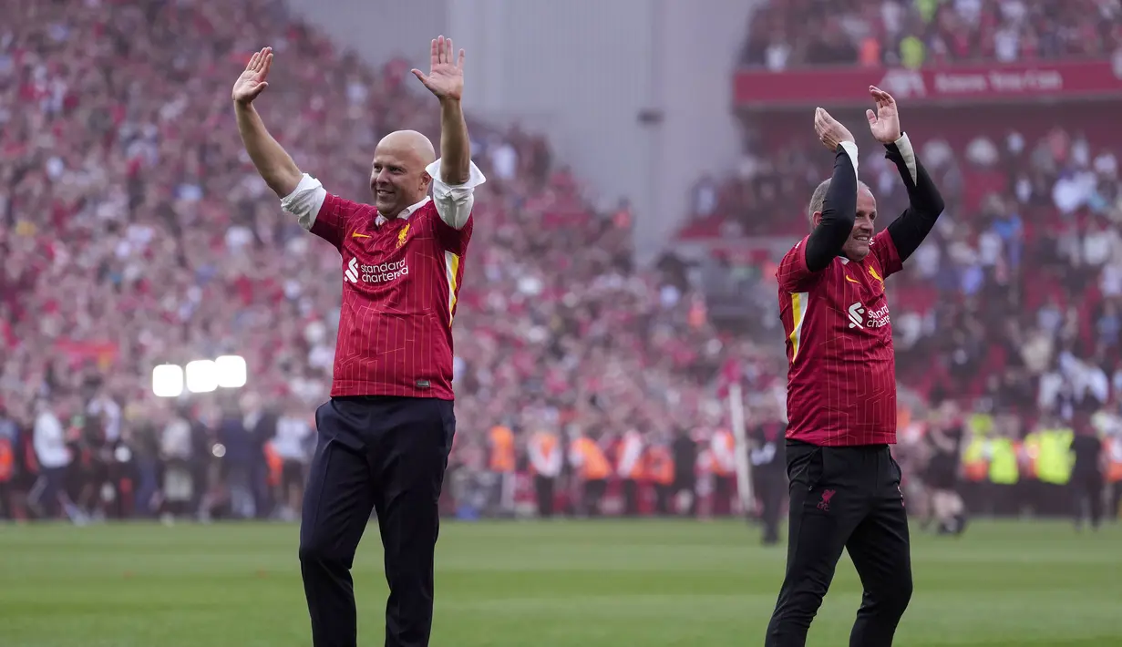 Pelatih Liverpool, Arne Slot merayakan kemenangan timnya sekaligus menjadi juara Liga Inggris 2024/2025 setelah mengalahkan Tottenham Hotspur di Anfield, Liverpool, Inggris, Minggu (27/04/2025). (AP Photo/Jon Super)