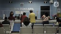 Suasana pelayanan di Kantor Suku Dinas Dukcapil Jakarta Timur, Senin (15/6/2020). Layanan tatap muka Dukcapil Jakarta Timur yang kembali dibuka sejak Jumat (12/6) lalu disambut antusias warga yang ingin mengurus dokumen administrasi kependudukan. (merdeka.com/ Iqbal S Nugroho)