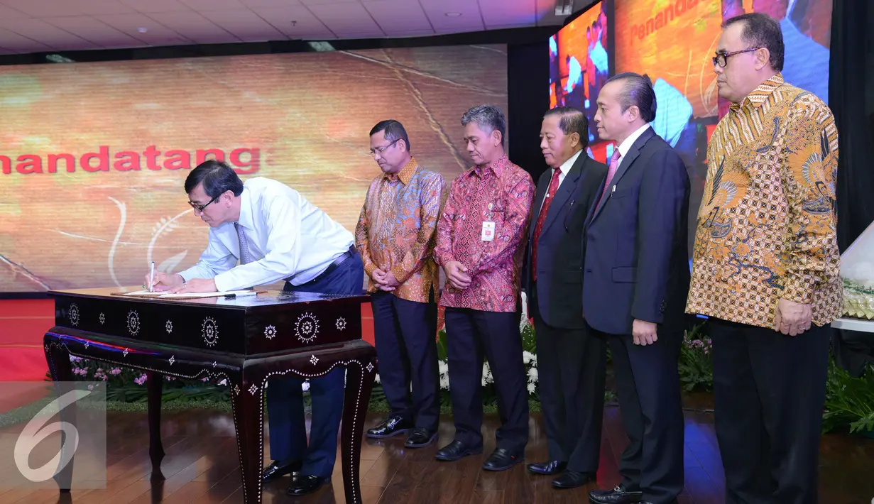 Kemenkumham menandatangi perjanjian dalam peringatan hari kekayaan intelektual nasional tahun 2015, di Kantor Kemenkumham, Jakarta, Jum'at (30/10/2015). (Liputan6.com/Andrian M Tunay)