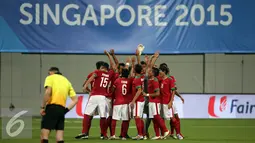 Para penggawa timnas Indonesia U-23 melakukan tos jelang laga melawan Filipina di penyisihan Grup A Sea Games 2015 di Stadion Jalan Besar, Singapura, Selasa (9/6/2015). Indonesia unggul 2-0. (Liputan6.com/Helmi Fithriansyah)
