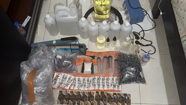 Barang bukti vape narkoba yang diamankan dari kamar kos di kawasan Kemang, Jakarta Selatan. (Liputan6.com/Ady)