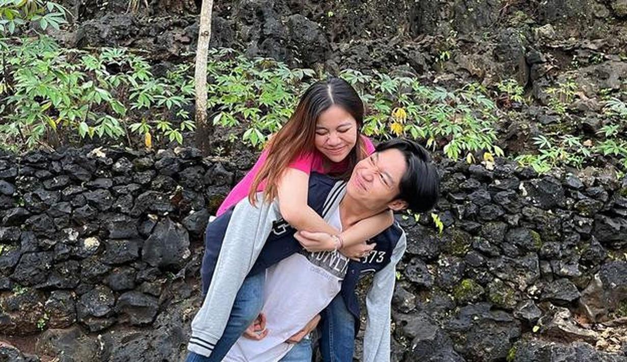 Ngobrol baik-baik sebelum putus, Frislly Herlind dan Kiesha Alvaro sudah hapus foto kebersamaan di Instagram. Kini foto kebersamaan keduanya hanya dapat dilihat di akun fanbase Frislly dan Kiesha. Adanya akun fanbase sejak keduanya resmi berpacaran tentunya sebagai bukti bahwa hubungan Frislly Herlind dan Kiesha Alvaro didukung oleh banyak orang. (Liputan6.com/IG/kiesha.alvaro)