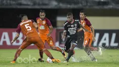 Pemain Bali United FC, Yabes Roni Malaifani berusaha melewati hadangan para pemain Pusamania Borneo FC pada laga Piala Presiden 2017 di Stadion I Wayan Dipta, Bali, Senin (13/2/2017). (Bola.com/Vitalis Yogi Trisna)