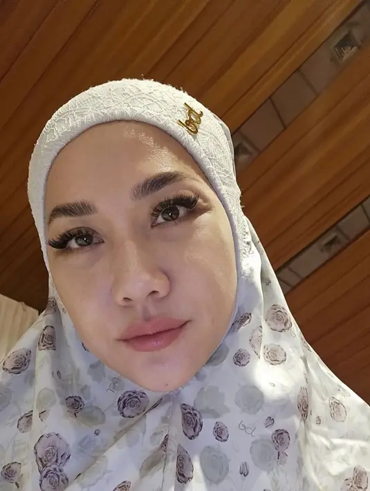Bunga Citra Lestari pamer wajah cantiknya saat Sholat Ied. Ia tampil ready to go dengan eyelash extension dan lipstik nude yang natural [@itsmebcl]