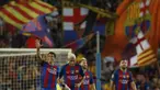 Striker Barcelona, Luis Suarez, menyapa fans usai menaklukkan Celtic pada laga Liga Champions di Stadion Nou Camp, Barcelona, Rabu (14/9/2016). Barcelona menang 7-0 atas Celtic. (Reuters/Albert Gea)