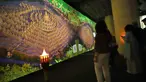 Pengunjung menikmati pengalaman imersif Purwacarita Borobudur di Galeri Indonesia Kaya, Grand Indonesia, Jakarta, Selasa (1/9/2026). Karya tersebut memadukan teknologi Ethical AI, proyeksi visual, dan teater imersif untuk menghadirkan kisah asal mula serta sejarah Candi Borobudur secara interaktif. (KLY/Budy Santoso)