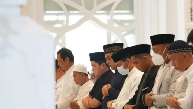 Menteri Badan Usaha Milik Negara (BUMN) Erick Thohir melaksanakan salat Idul Fitri di Masjid At-Thohur, Cimanggis, Depok, Jawa Barat.  (Dok Erick Thohir)