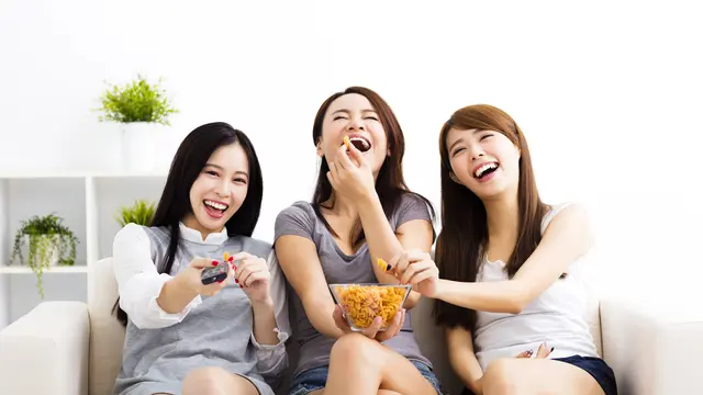 Movie Night Makin Seru Bareng Mie Sedaap Cup Singapore Spicy Laksa, Pas Buat Quality Time Sama Bestie!