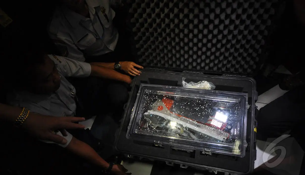 Petugas saat menunjukan kotak berisi bagian dari 'black box' yang merupakan FDR sesaat setelah kotak tersebut tiba di kantor KNKT, Jakarta, Senin (12/1/2015). (Liputan6.com/Miftahul Hayat)