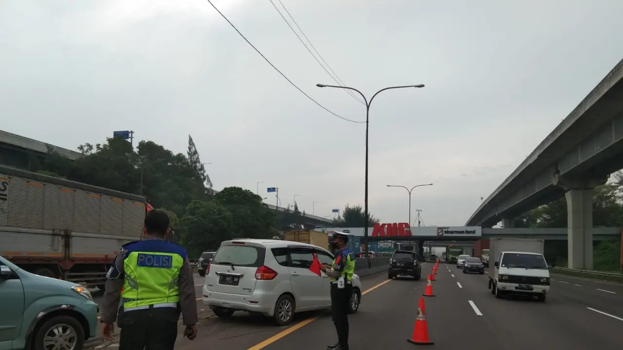 Kepolisian melakukan rekayasa lalu lintas di Tol Jakarta Cikampek pada H-5 arus mudik Lebaran Idul Fitri 1443 H, Rabu (27/4/2022). (Foto: Jasa Marga)