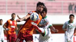 Pemain Surabaya United, Ilham Udin Armaiyn, berebut bola dengan pemain Pusamania Borneo FC, Diego Michiels, pada babak 8 besar Piala Jenderal Sudirman di Stadion Maguwoharjo, Sleman, Minggu (13/12/2015). (Bola.com/Nick Hanoatubun)